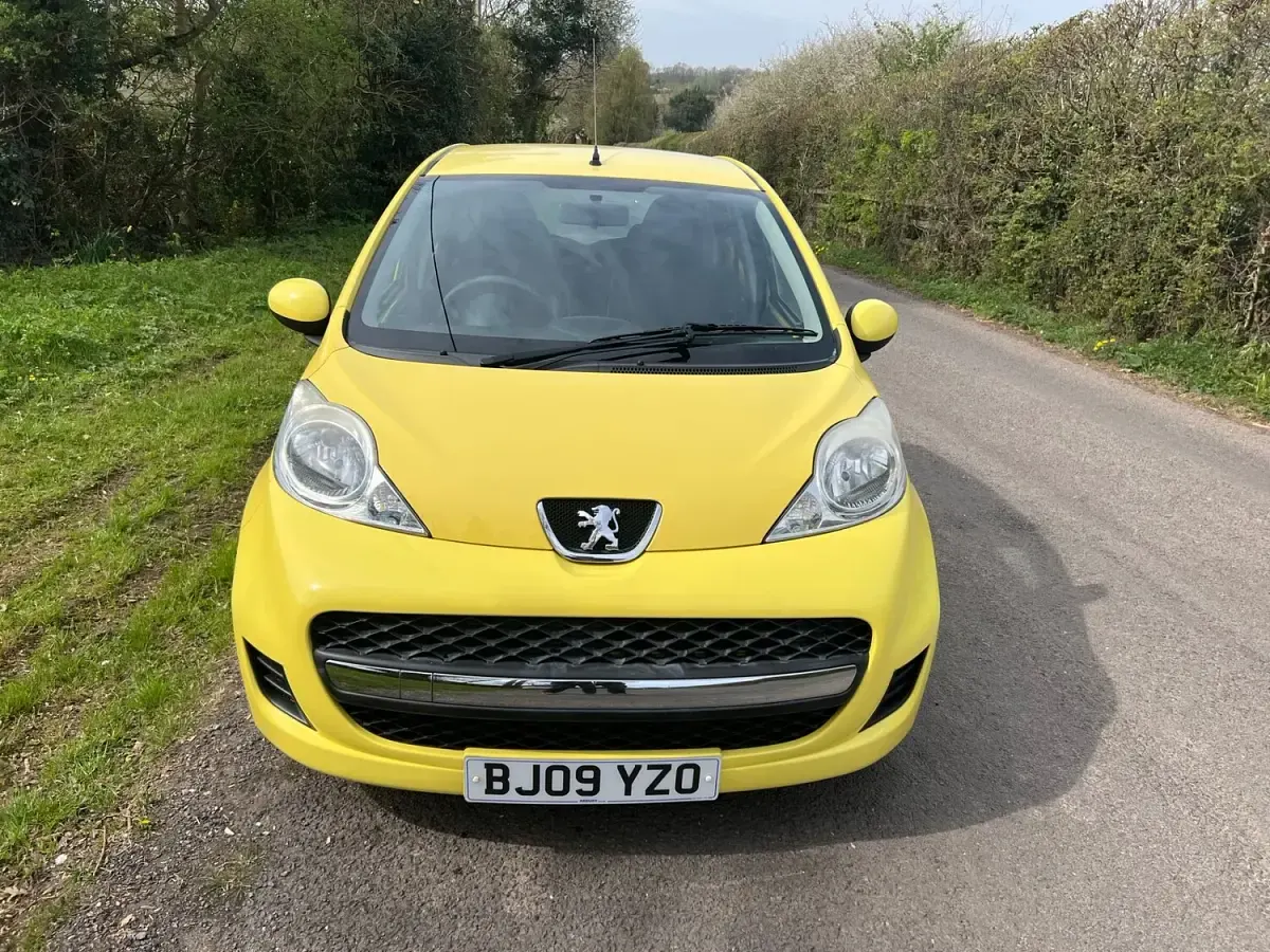 Second-hand Peugeot 107 68 CP (50 kW) 2009 Galben Hatchback