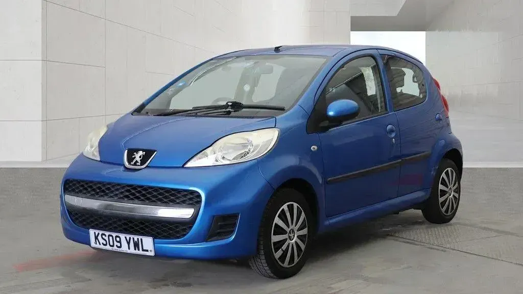 Used Peugeot 107 68 HP (50 kW) 2009 Blue Hatchback