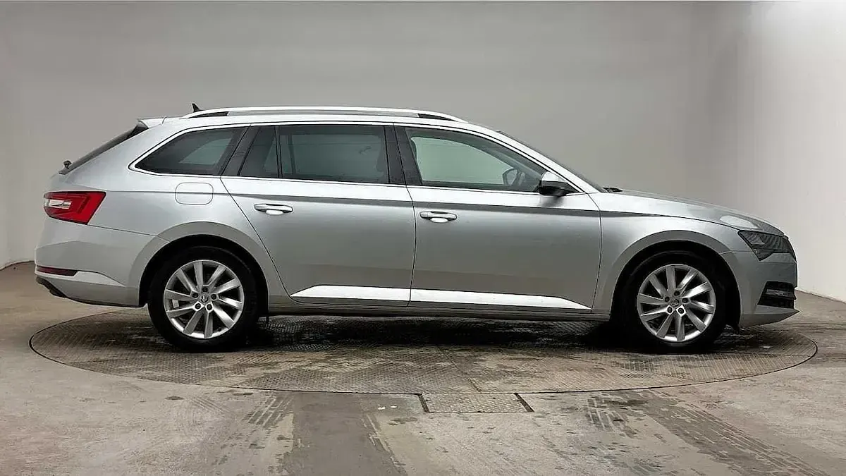Used Skoda Superb SE Technology 147 HP (108 kW) 2023 Brilliant silver metallic Estate