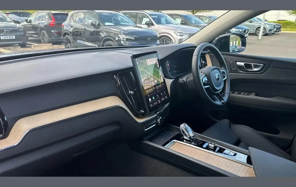 Used Volvo XC60 Plus 250 HP (183 kW) 2025 Silver SUV