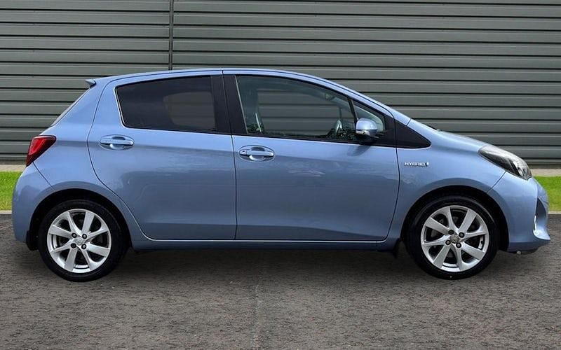 Used Toyota Yaris Hybrid 101 HP (74 kW) 2016 Hatchback