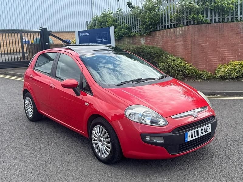 Red Used 2011 Fiat Punto Evo Dynamic Hatchback | £1,695 (Fair price) - Image 1/4