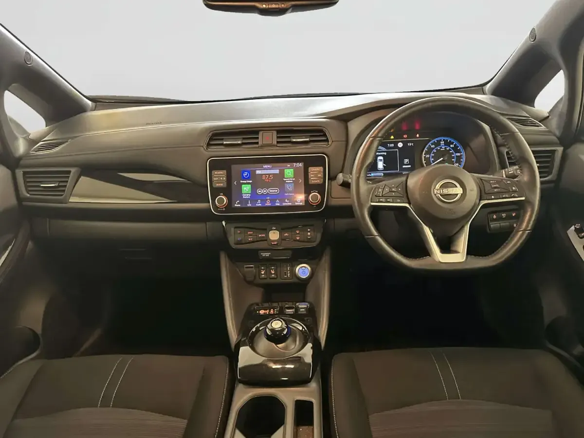 Begagnad Nissan Leaf N-Connecta 110 kW (150 HK) 2023 Blå Halvkombi