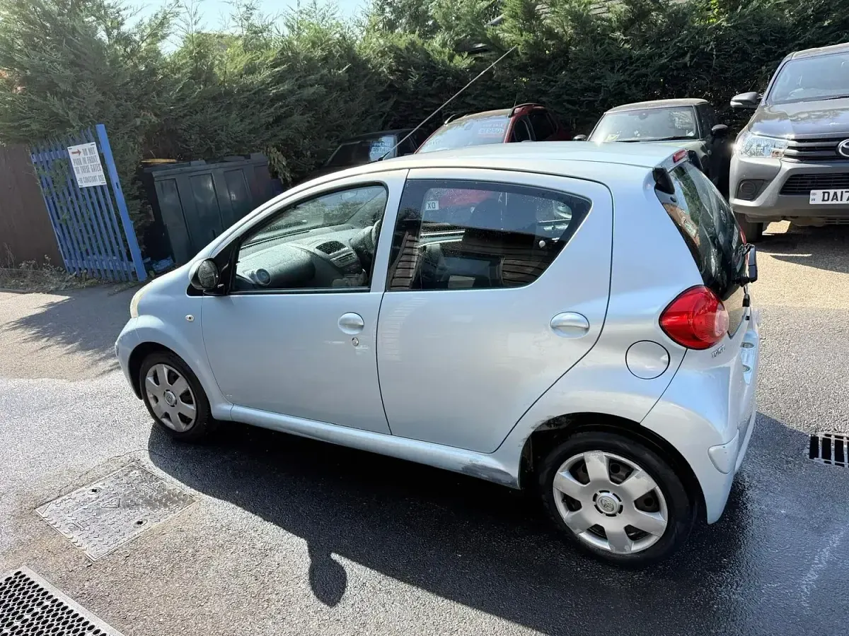 Used Toyota Aygo 67 HP (49 kW) 2005 Blue Hatchback