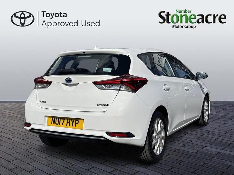 Used Toyota Auris Hybrid 134 HP (98 kW) 2017 White Hatchback