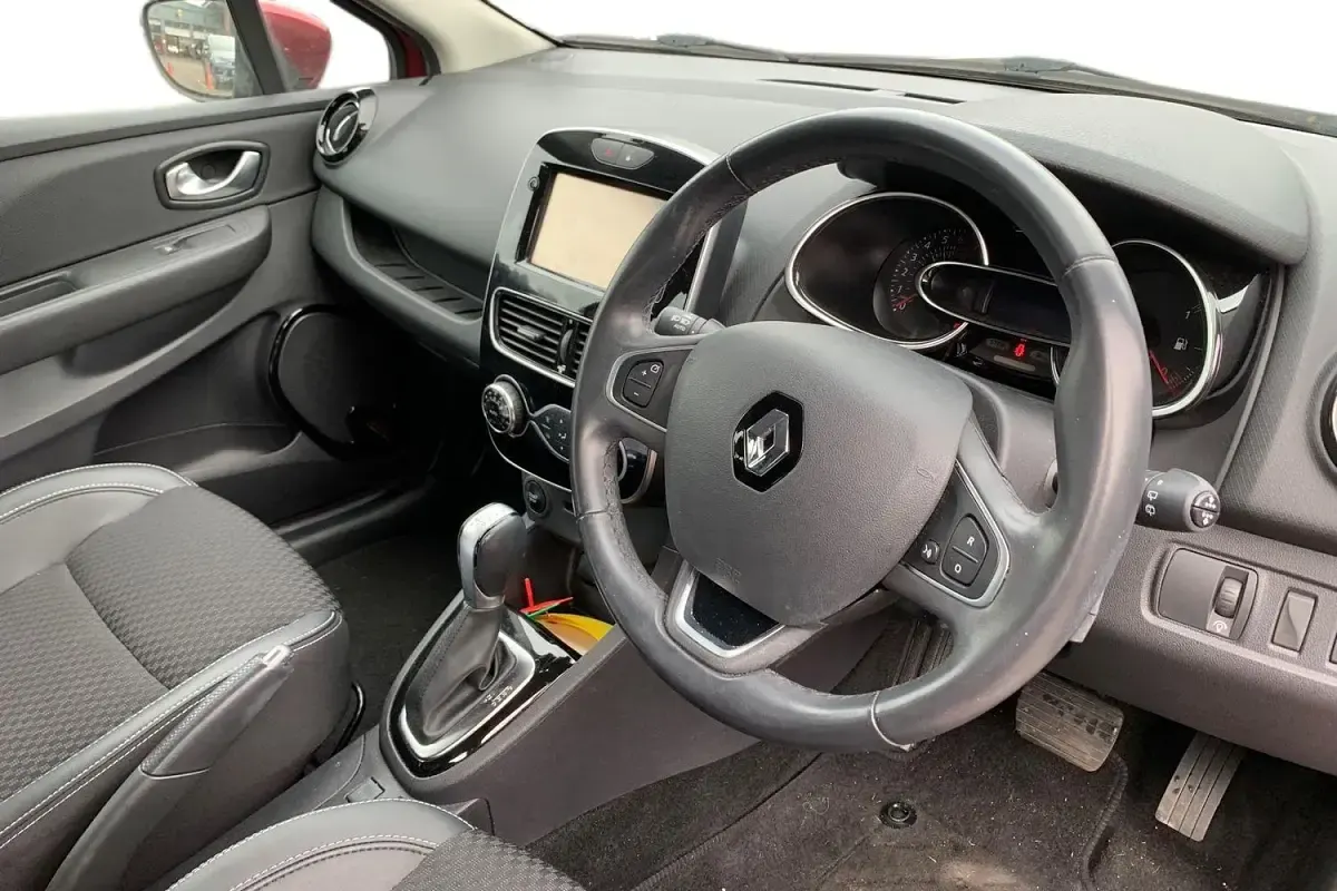 Used Renault Clio Dynamique 120 HP (88 kW) 2017 Red Hatchback