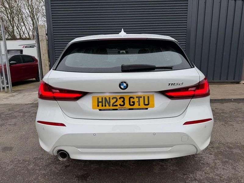 Begagnad BMW 116 Impressive 2023 Vit Halvkombi