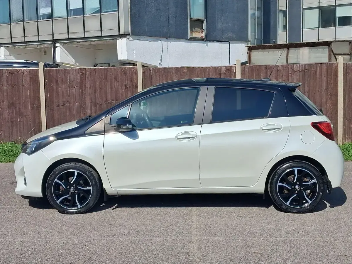 Used Toyota Yaris Design 99 HP (72 kW) 2016 White/black Hatchback