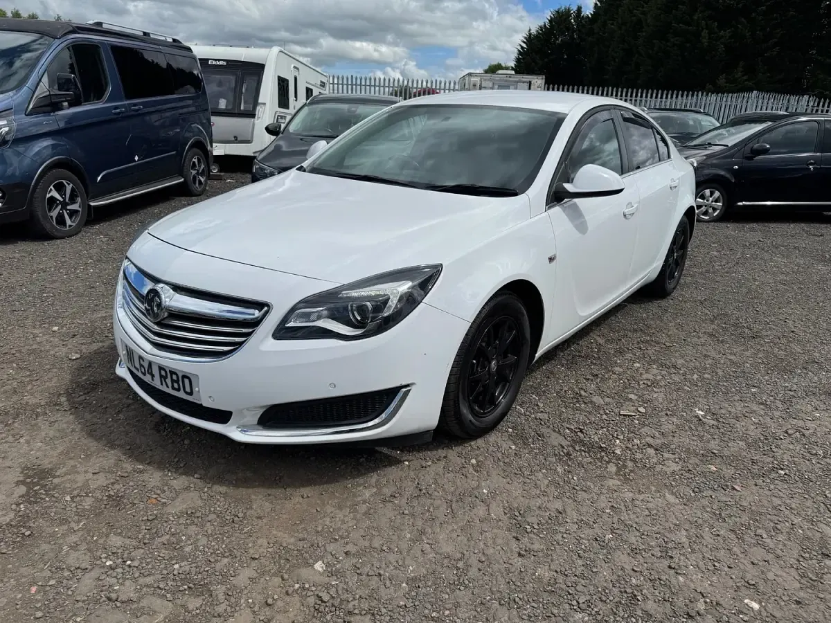 Used Vauxhall Insignia Design Edition 140 HP (102 kW) 2014 White Hatchback