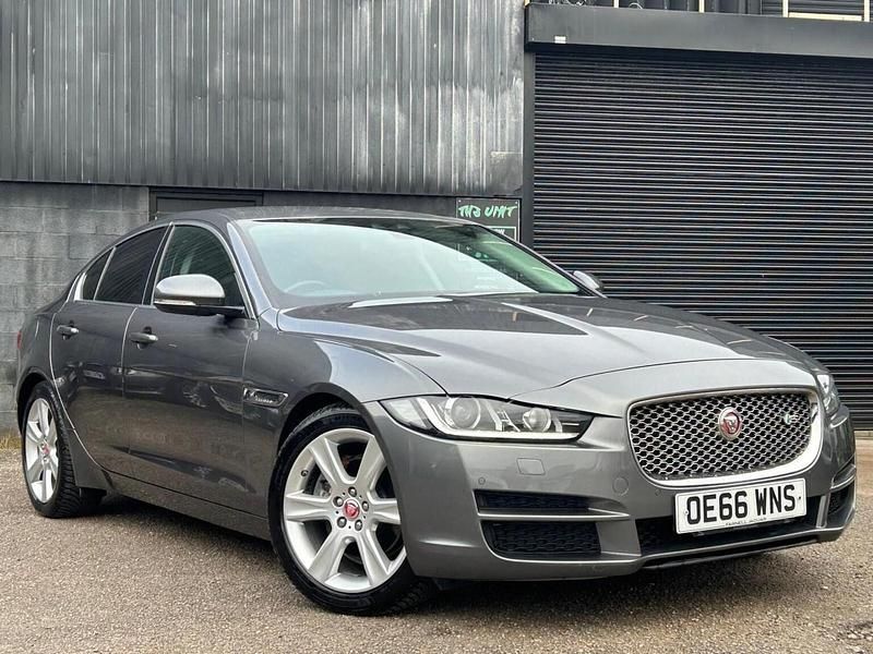 Begagnad Jaguar XE Portfolio 180 HK (132 kW) 2017 Grå Sedan