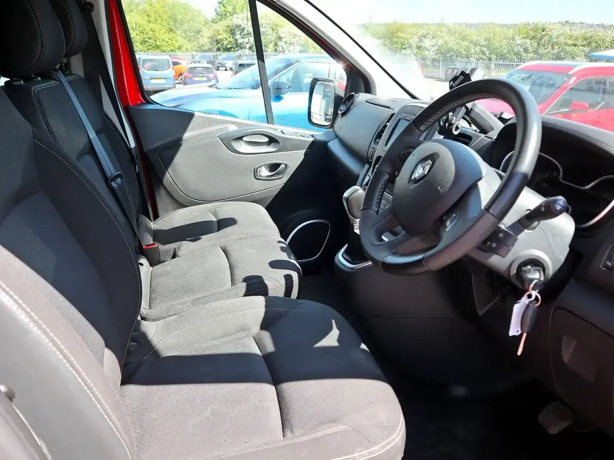 Begagnad Renault Trafic 2020 Röd Minibuss