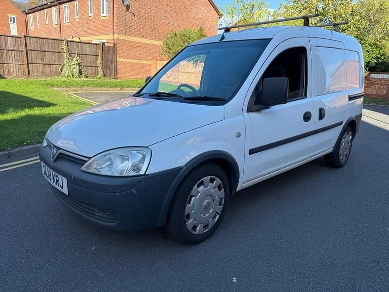 White Used 2010 Vauxhall Combo MPV | £1,295 (Fair price) - Image 1/4