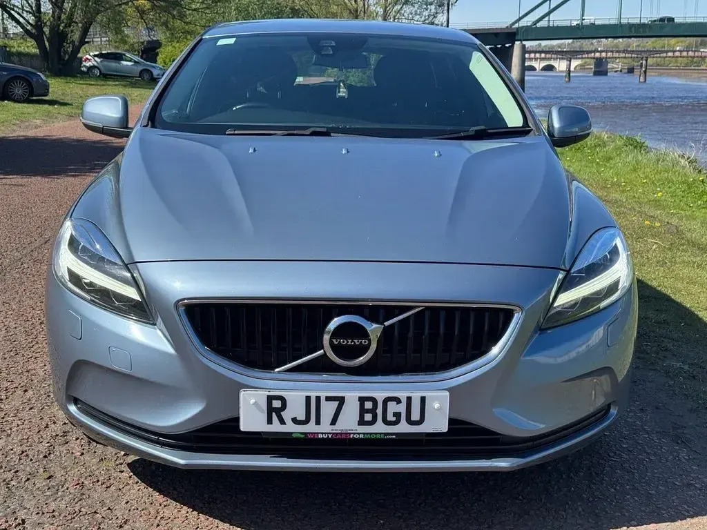 Used Volvo V40 Momentum 120 HP (88 kW) 2017 Blue Hatchback