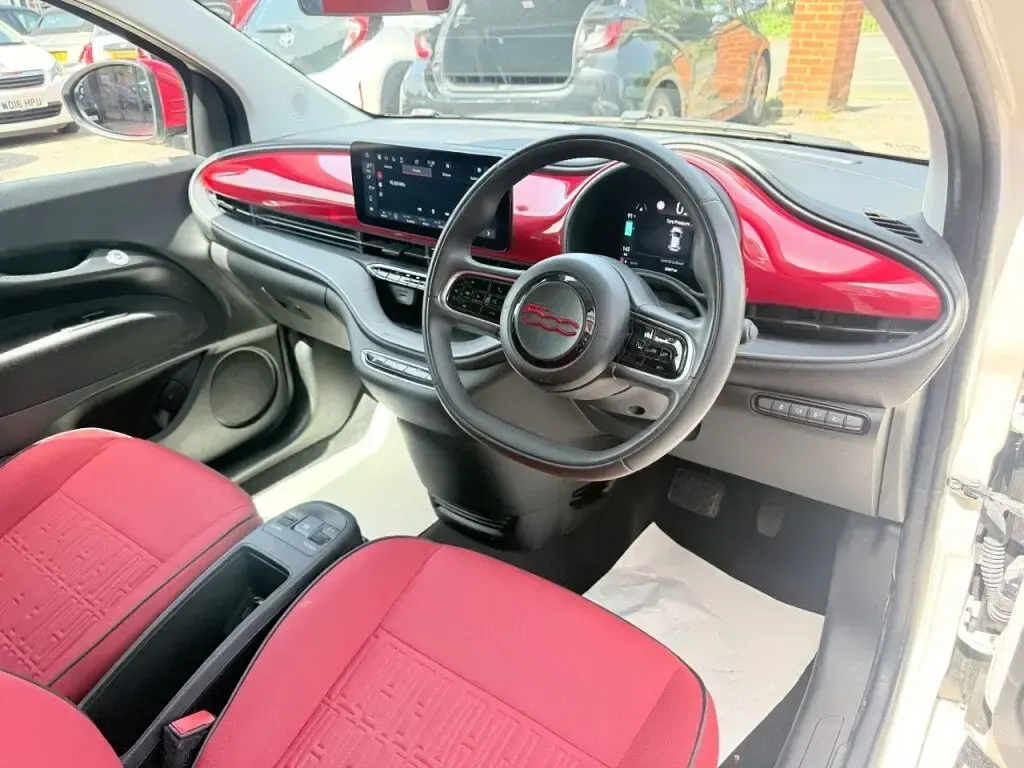 Używany Fiat 500e Red 86 kW (118 KM) 2022 Biały Kabriolet