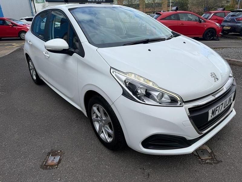 Used Peugeot 208 Active 82 HP (60 kW) 2017 White Hatchback