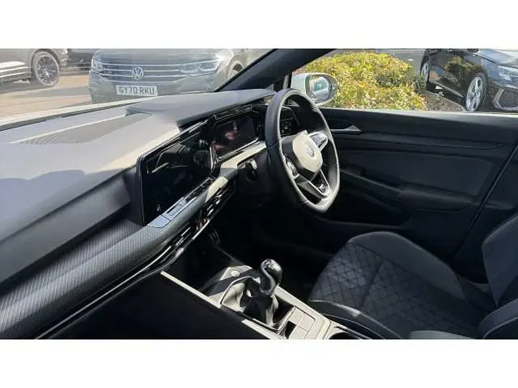 Second-hand VW Golf VIII 130 CP (95 kW) 2022