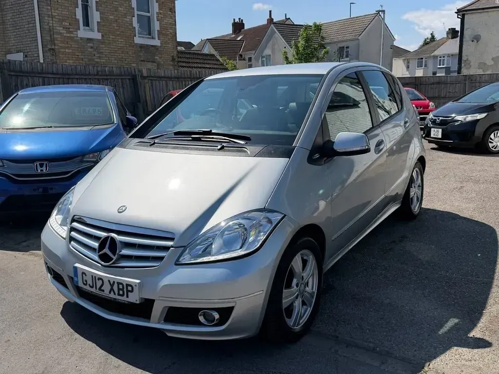 Begagnad Mercedes A160 Avantgarde 82 HK (60 kW) 2012 Silver Halvkombi