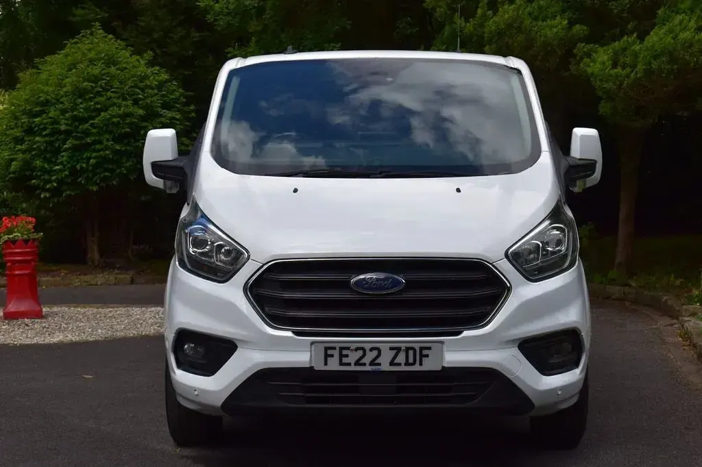 Used Ford Transit Custom Limited 130 HP (95 kW) 2022 White Van