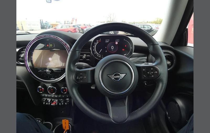 Used Mini Cooper Classic 134 HP (98 kW) 2022 Yellow Hatchback