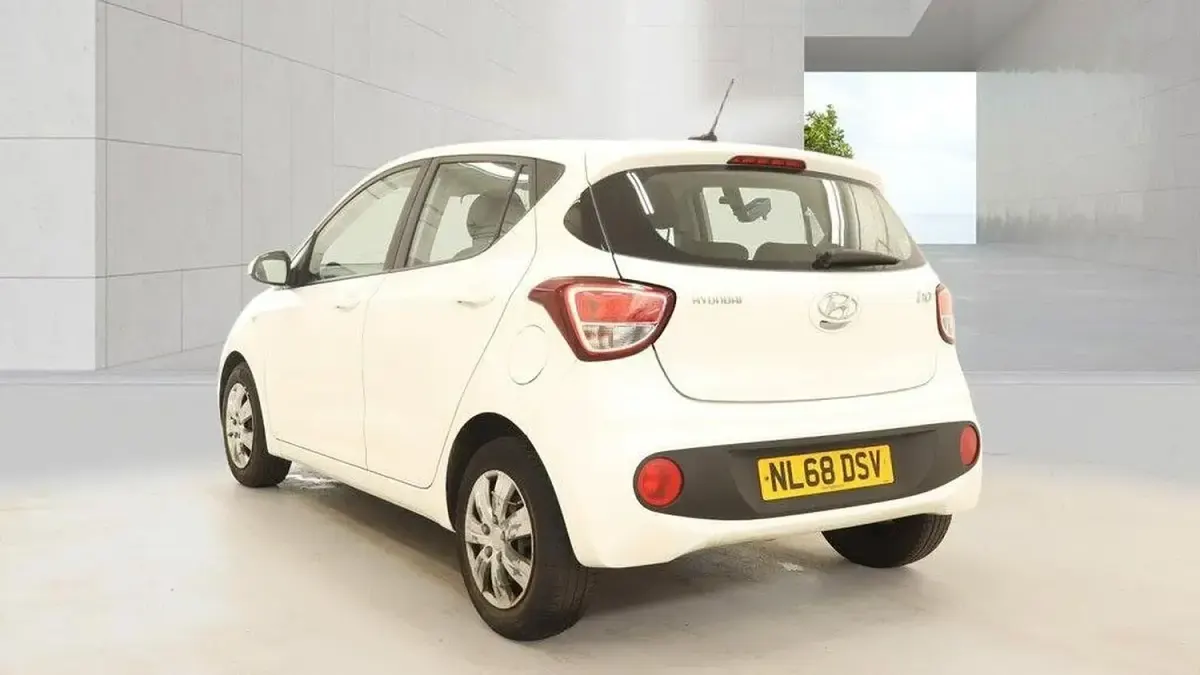 Used Hyundai i10 SE 67 HP (49 kW) 2018 White Hatchback