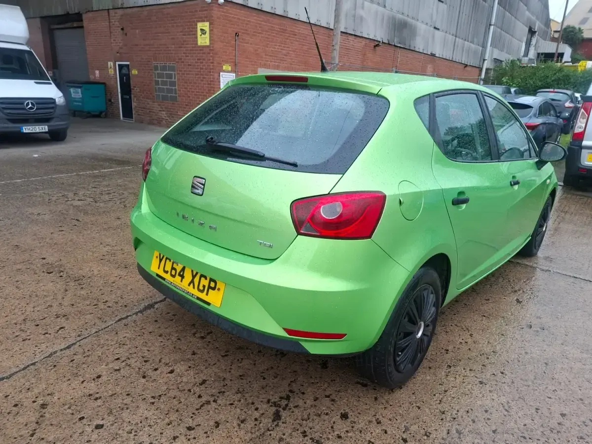 Usado Seat Ibiza 75 CV (55 kW) 2014 Verde Utilitario