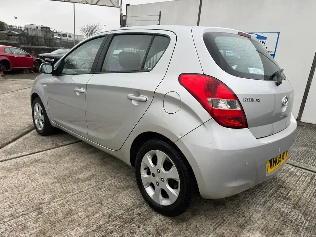 Used Hyundai i20 Comfort 99 HP (72 kW) 2009 Silver Hatchback