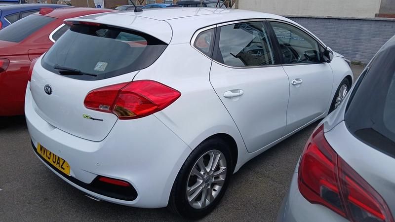 Begagnad Kia Ceed 2013 Vit Halvkombi