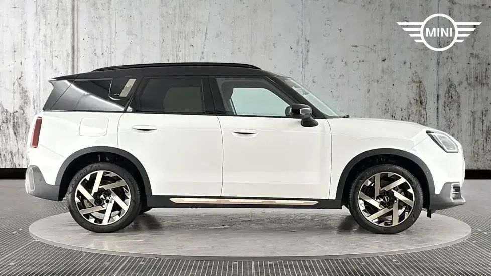 Second-hand Mini Countryman Exclusive 218 CP (160 kW) 2024 Alb SUV