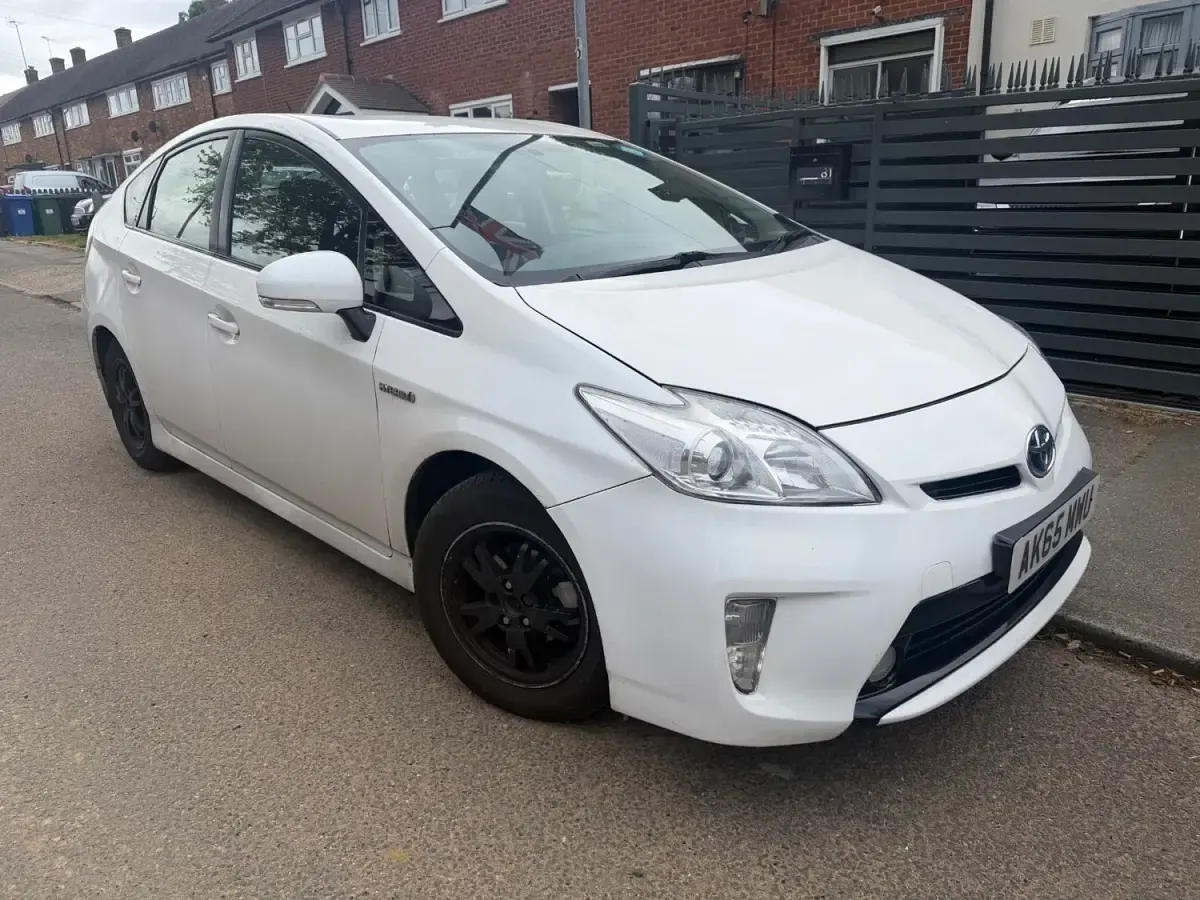 Used Toyota Prius T3 2015 White Hatchback