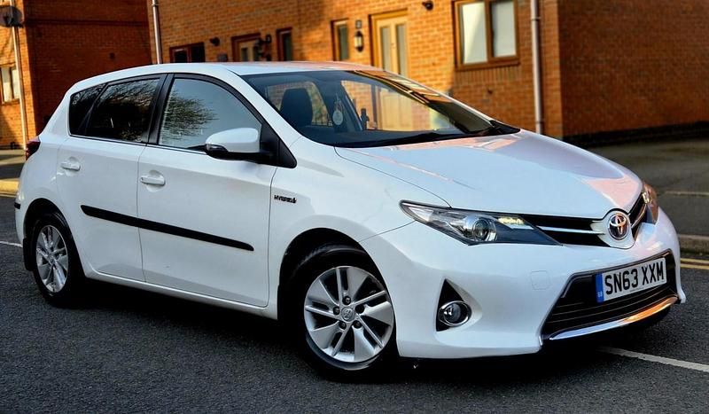 Used Toyota Auris Hybrid 136 HP (100 kW) 2013 White Hatchback