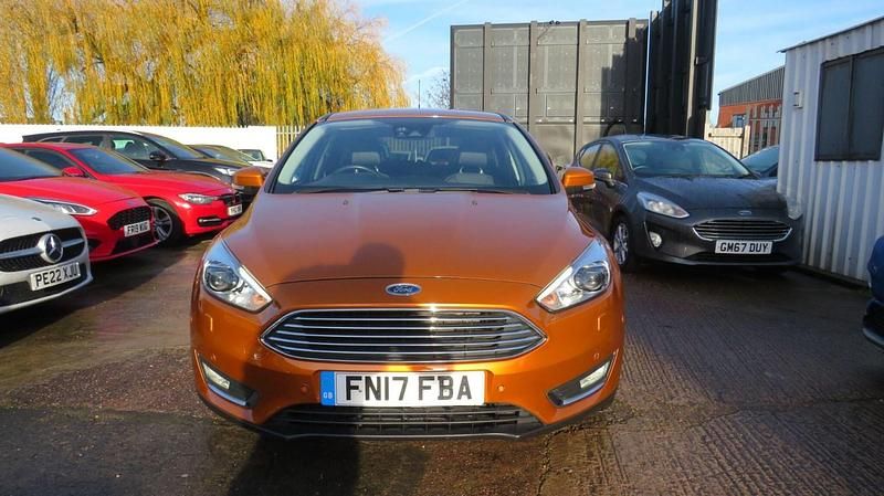 Begagnad Ford Focus Titanium X 2017 Orange Halvkombi