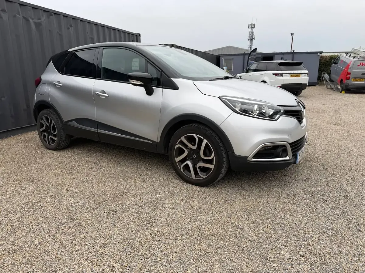 Used Renault Captur Dynamique 90 HP (66 kW) 2016 Silver SUV