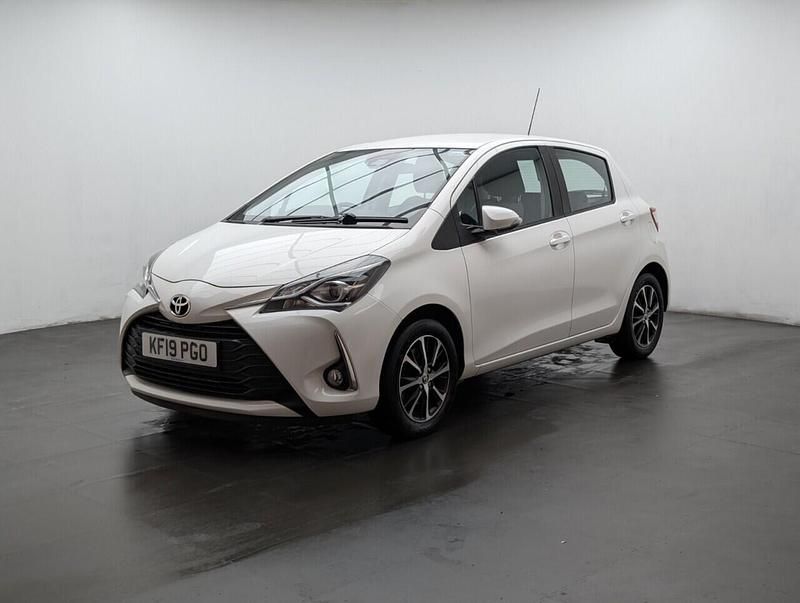 Used Toyota Yaris 111 HP (81 kW) 2019 White Hatchback