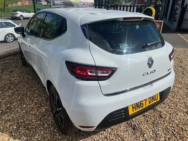 Used Renault Clio Dynamique 90 HP (66 kW) 2017 White Hatchback