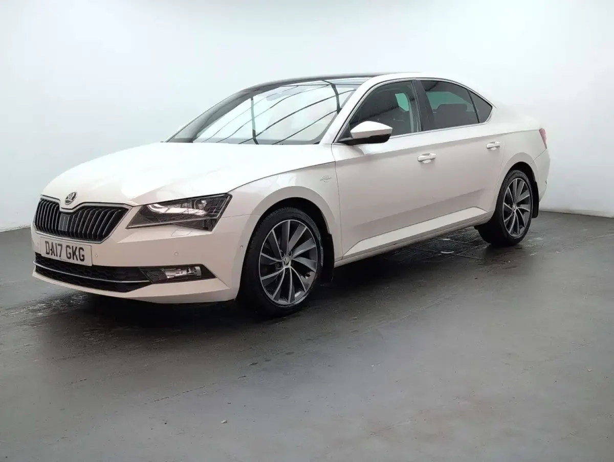 Used Skoda Superb LAURIN & KLEMENT 190 HP (139 kW) 2017 White Hatchback