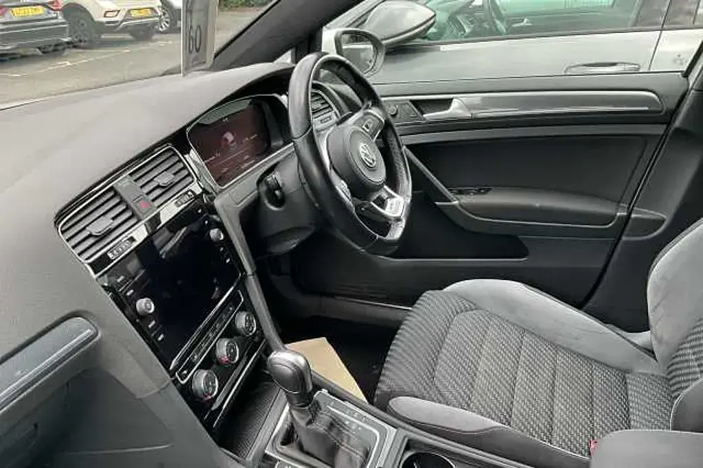Used VW Golf VII R-line 150 HP (110 kW) 2019 White Hatchback