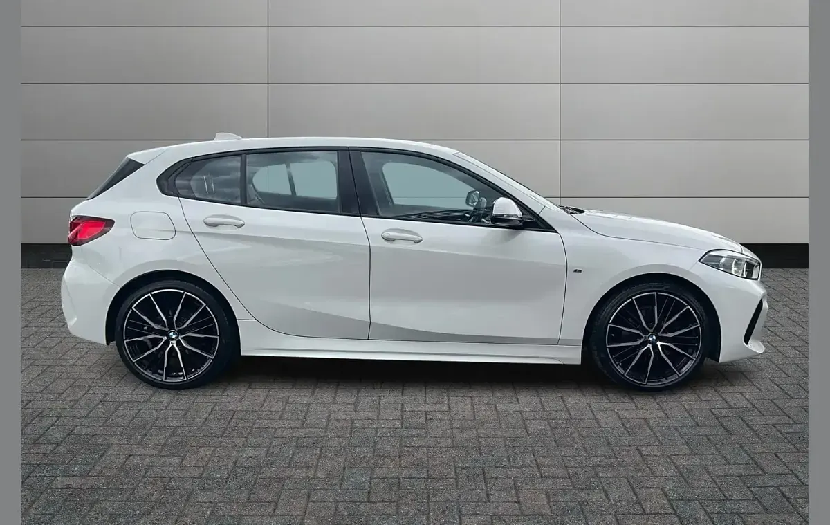 Used BMW 118 M Sport 134 HP (98 kW) 2021 White Hatchback