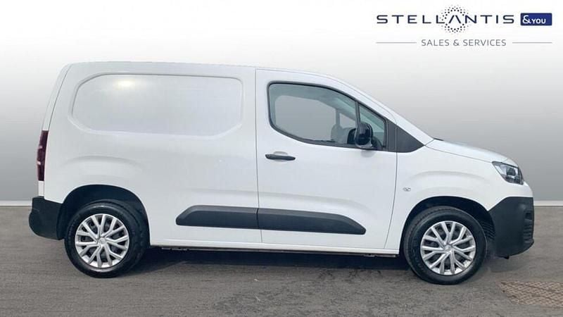White Used 2022 Citroën Berlingo MPV | £8,995 (Good price) - Image 1/4