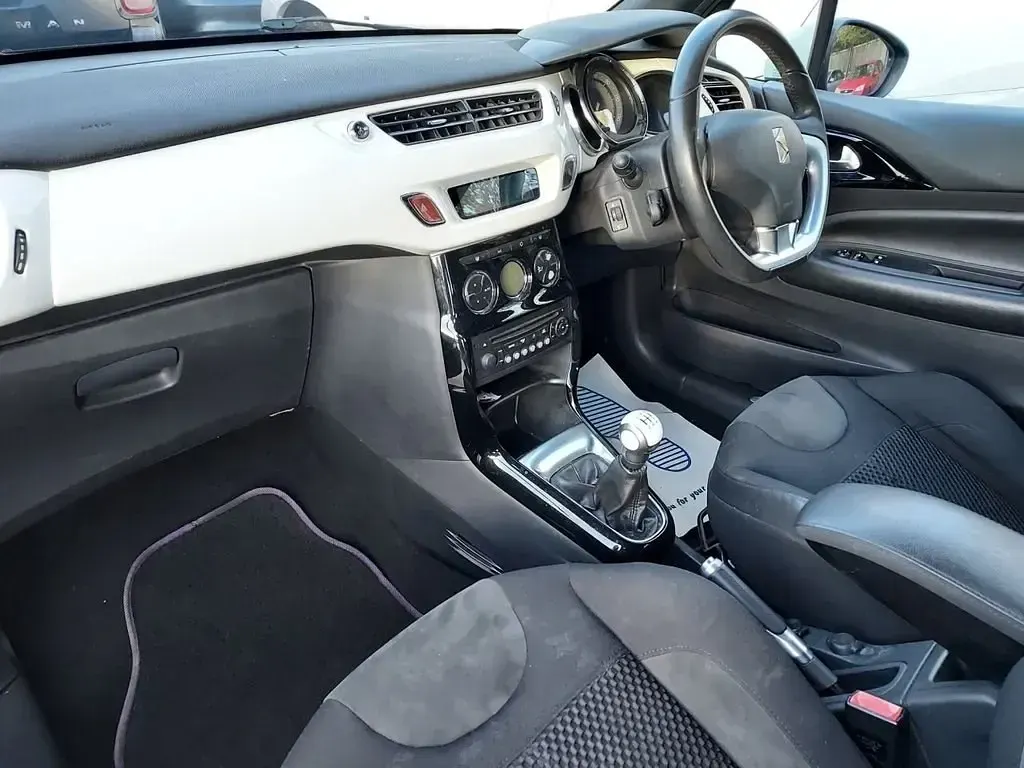 Usado Citroën DS3 90 CV (66 kW) 2015 Púrpura Utilitario