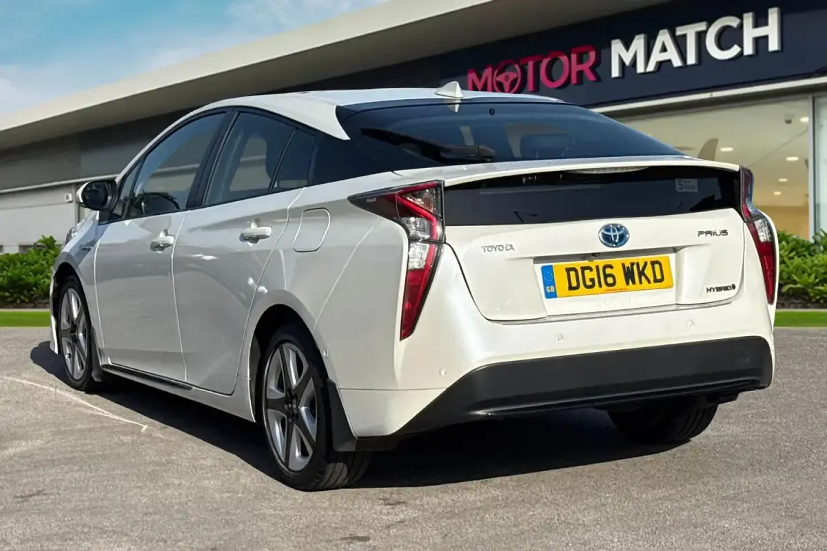 Used Toyota Prius Business Edition 2016 White Hatchback