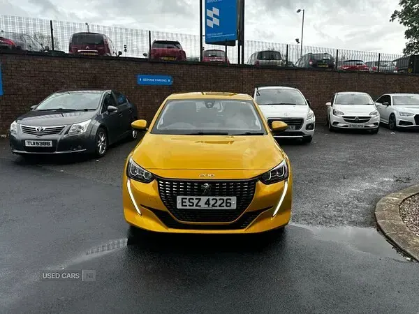 Used Peugeot 208 Active 75 HP (55 kW) 2020 Yellow Hatchback