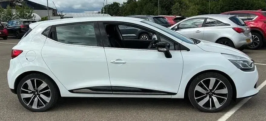 Used Renault Clio Dynamique 90 HP (66 kW) 2016 White Hatchback