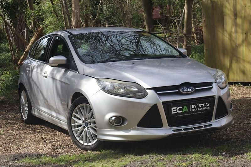 Begagnad Ford Focus Zetec 180 HK (132 kW) 2012 Silver Halvkombi