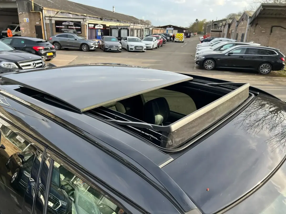 Used Land Rover Range Rover Velar SE Dynamic 300 HP (220 kW) 2019 Black SUV