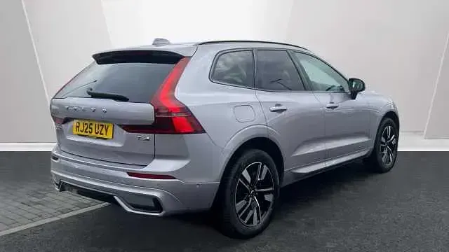 Usado Volvo XC60 Plus 345 CV (253 kW) 2025 Plateado SUV