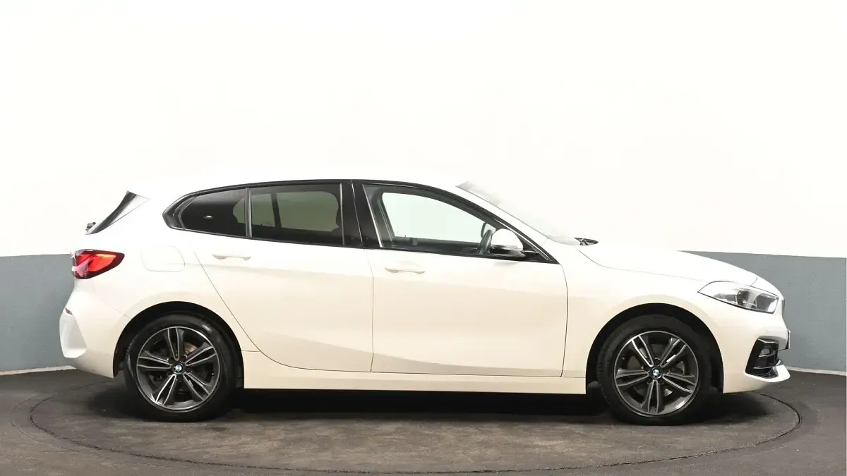 Used BMW 118 Sport Line 134 HP (98 kW) 2022 White Hatchback