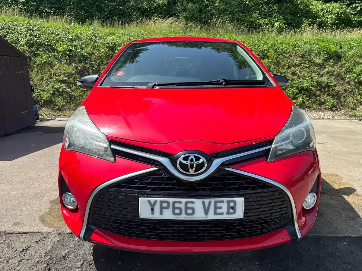 Used Toyota Yaris Design 99 HP (72 kW) 2016 Red Hatchback