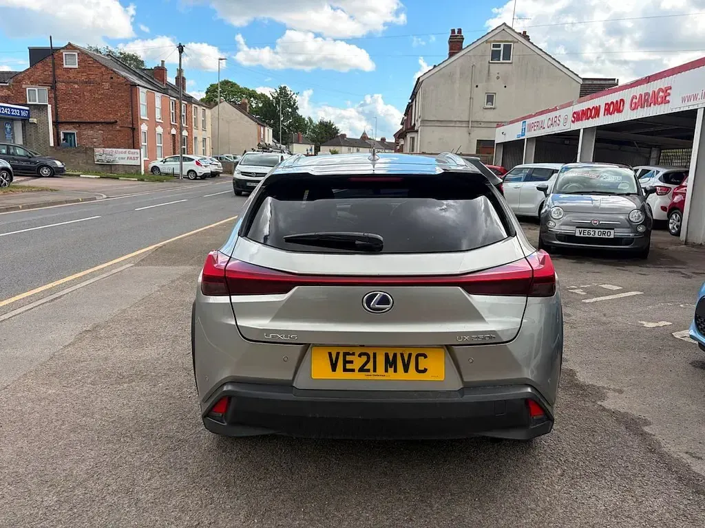 Usado Lexus UX 184 CV (135 kW) 2021 Plateado SUV