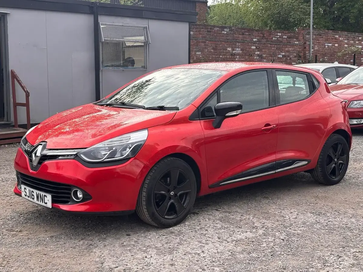 Used Renault Clio IV Dynamique 75 HP (55 kW) 2016 Red Hatchback