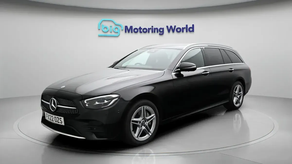 Second-hand Mercedes E300 AMG line 302 CP (222 kW) 2022 Negru Break